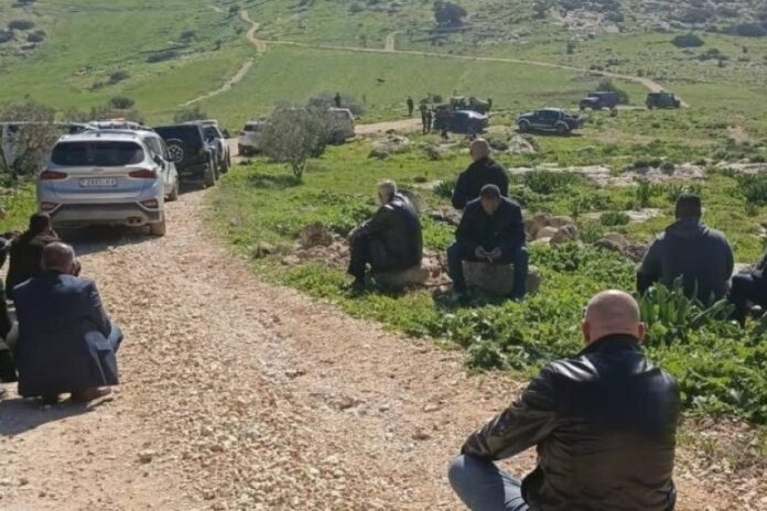 الاحتلال يعتدي على نشطاء ويشق طرقًا استيطانية في الضفة