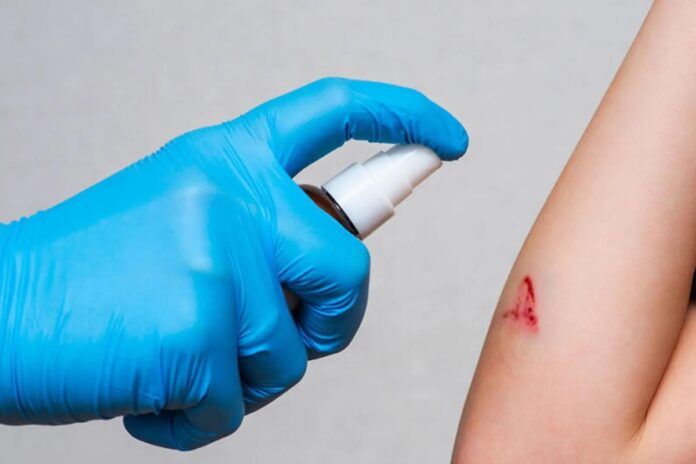 بخاخ كوري يوقف النزيف في ثوانٍ.. كيف يعمل سحره؟