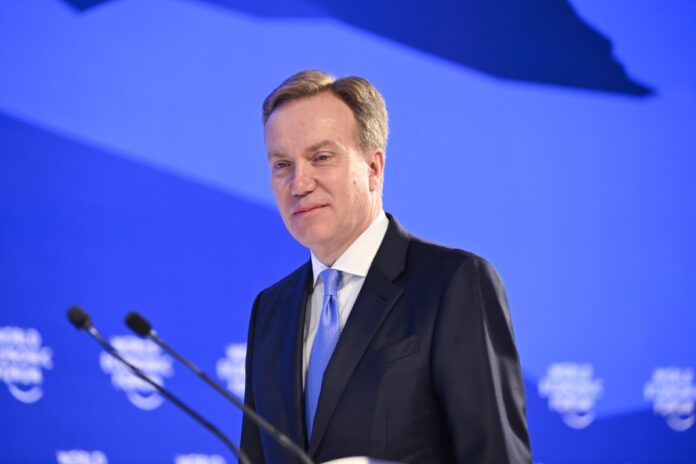 تحقيق منتدى دافوس في علاقة رئيسه بجيفري إبستين