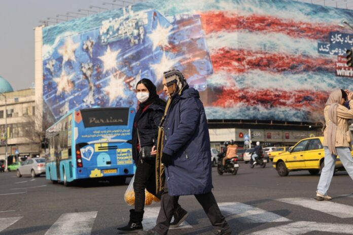 ترامب وإيران: محادثات دبلوماسية وسط تحذيرات من الحرب
