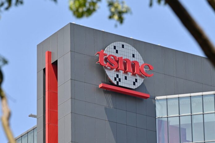 ترامب يستثني أمازون وجوجل من الرسوم الجمركية الجديدة