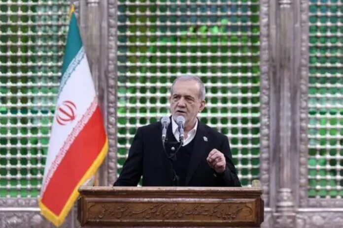 خامنئي يدعو الإيرانيين للصمود في ذكرى الثورة الإسلامية