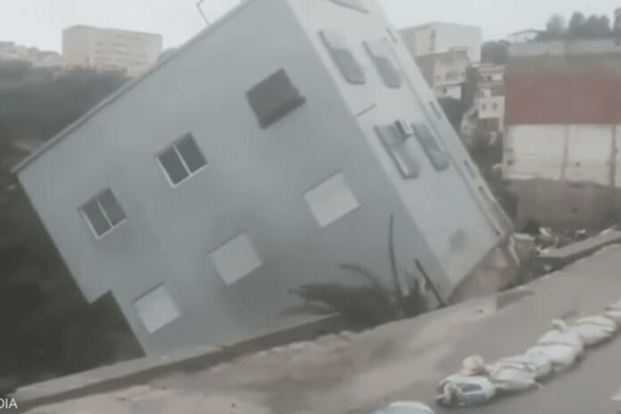 شاهد: أمطار غزيرة تؤدي لانهيار منزل في المغرب