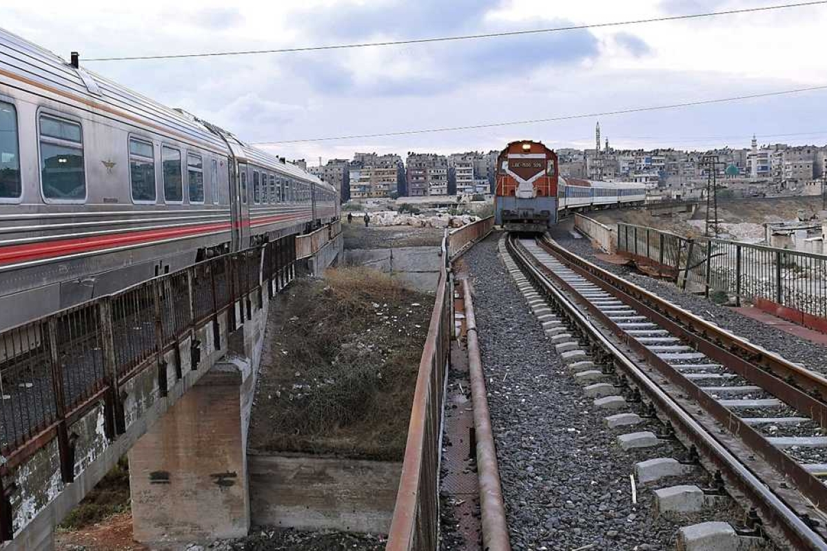 مأساة في طرطوس: حادث قطار يودي بحياة شخصين ويصيب 11 آخرين