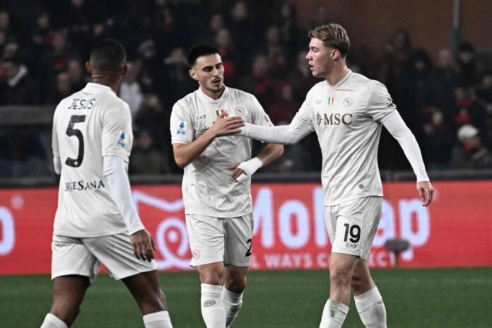 نابولي يحقق فوزاً مثيراً على جنوى ويعزز مركزه الثالث