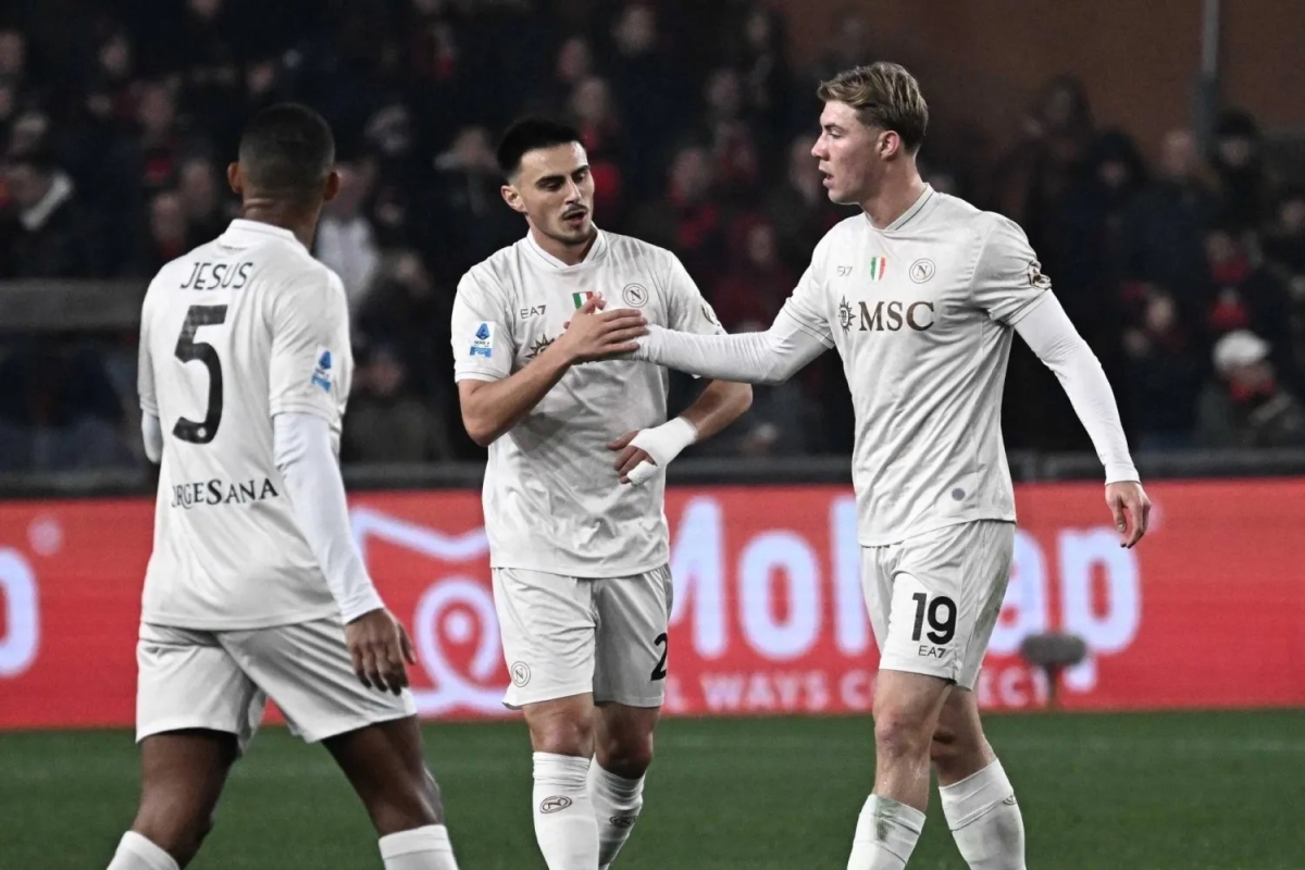 نابولي يحقق فوزاً مثيراً على جنوى ويعزز مركزه الثالث